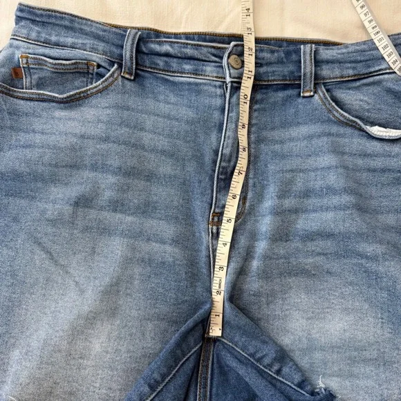 Judy Blue Medium Wash Raw Hem High Rise Denim Shorts Womens Size 2XL Stretch - Picture 7 of 11